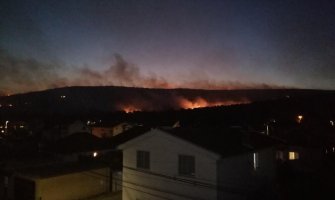 Požar na Veljem brdu lokalizovan, stambeni objekti neoštećeni