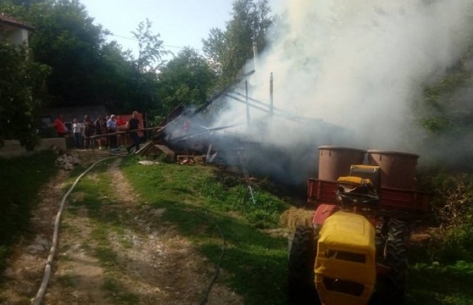Bijelo Polje: U požaru izgorjela štala, spašena kuća od vatrene stihije 