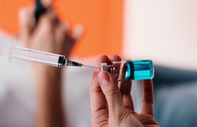 Prve doze ruske vakcine stigle u Srbiju, u drugoj polovini januara počinje masovna vakcinacija