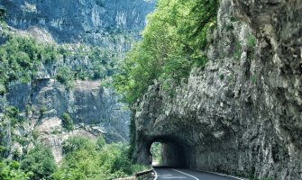 Banka EU investira 40 miliona eura u obnovu 180 km puteva širom Crne Gore