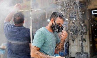 U Bagdadu izmjerena temperatura od čak 51°C, improvizovani tuševi na ulicama