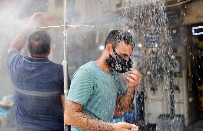 U Bagdadu izmjerena temperatura od čak 51°C, improvizovani tuševi na ulicama