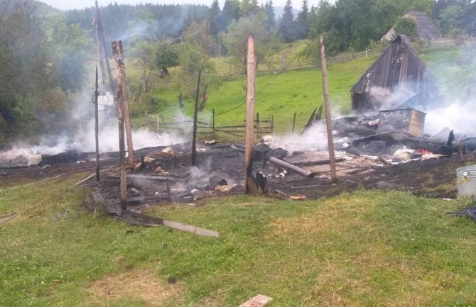 Vatra progutala tri katuna i pomoćni objekat u bjelopoljskom selu