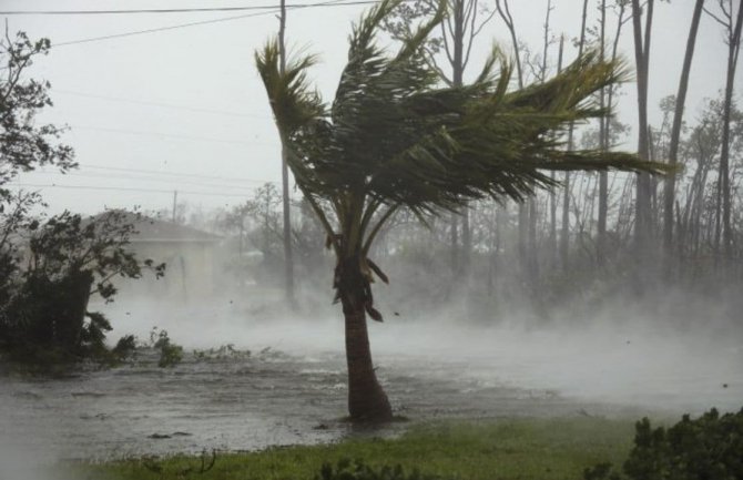 Uragan Isaja pogodio Bahame i kreće se ka Floridi