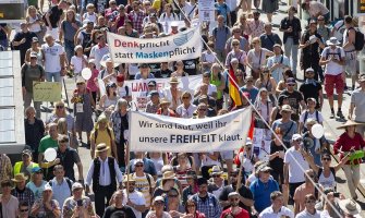 U Berlinu protestuju zbog privremenih mjera: Naš zahtjev je da se vratimo demokratiji (VIDEO)