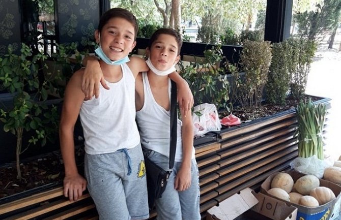 Braća blizanci (13) u Podgorici prodaju pipune i praziluk