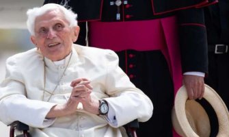 Bivši papa bolestan, razbolio se nakon posjete bratu u Njemačkoj