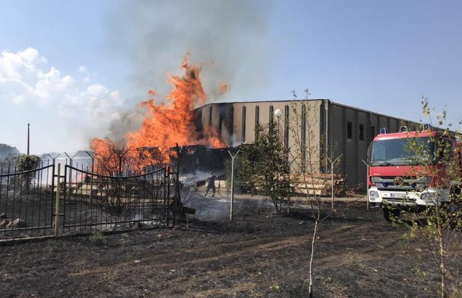 Nikšić: Ogromni požar zahvatio dvorište starog vojnog magacina