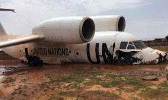 Avion UN-a promašio pistu, šest osoba lakše povrijeđeno