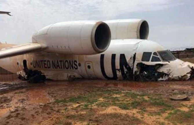Avion UN-a promašio pistu, šest osoba lakše povrijeđeno