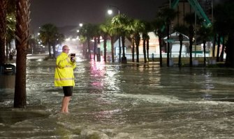 Uragan Isajas stigao do Sjeverne Karoline, na Karibima dvoje ljudi poginulo 