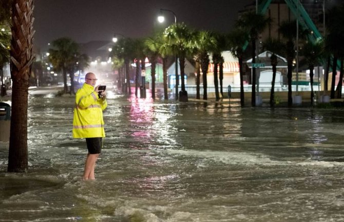 Uragan Isajas stigao do Sjeverne Karoline, na Karibima dvoje ljudi poginulo 