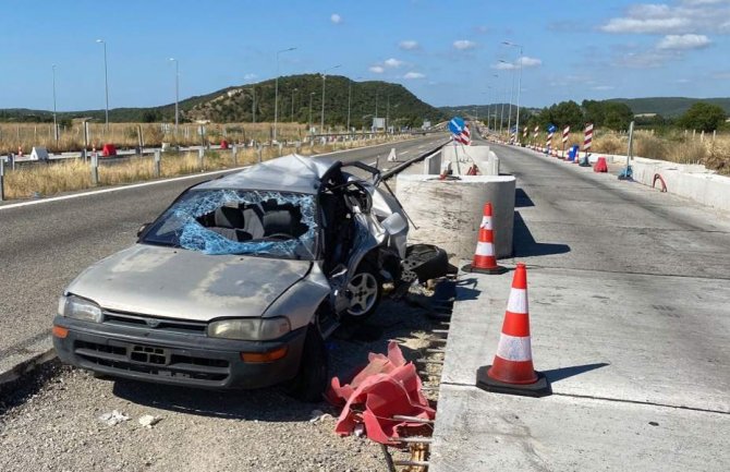  Grčka: Automobil upao u cement, poginulo 7 migranata