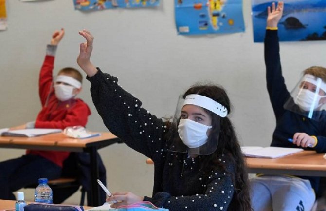 Milioni djece se vratili u školske klupe, bojazan od širenja pandemije