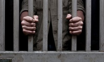 Policajac osumnjičen za silovanje dječaka ostaje u pritvoru