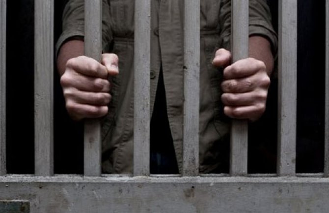 Policajac osumnjičen za silovanje dječaka ostaje u pritvoru