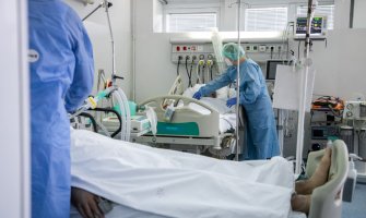 Medicinsko osoblje KCCG-a požrtvovano, hrabro i profesionalno radi od prvog dana epidemije: Primjenjuju mjere zaštite po svjetskim standardima