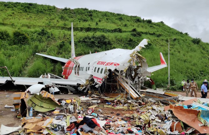 Indija: Najmanje 18 ljudi poginulo u avionskoj nesreći, stradala oba pilota