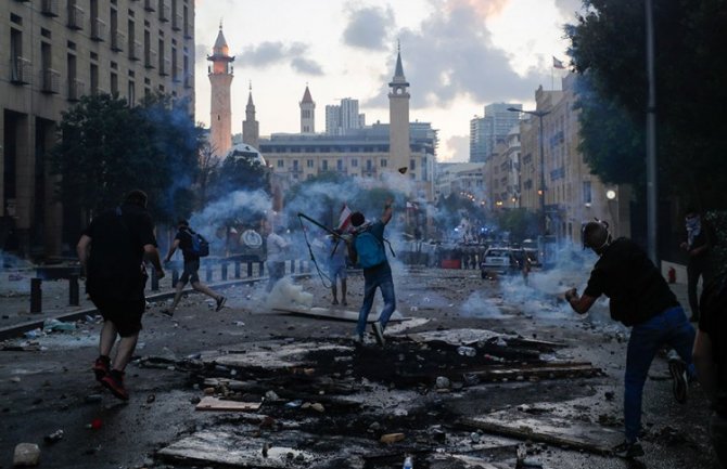 Demonstracije u Libanu eskalirale, jedan policajac poginuo