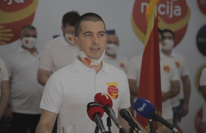 Bečić: Marković obećava da neće biti smanjivanja plata nakon što je prepustio građane stihiji ekonomskog cunamija