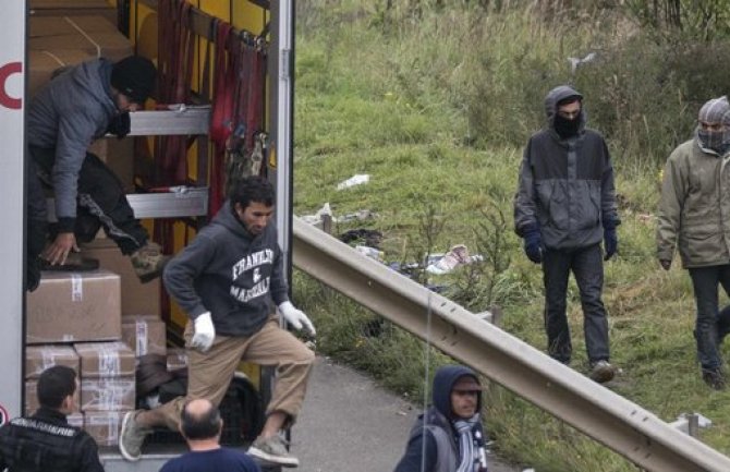 Sj. Makedonija: U kamionu pronađena 94 migranta