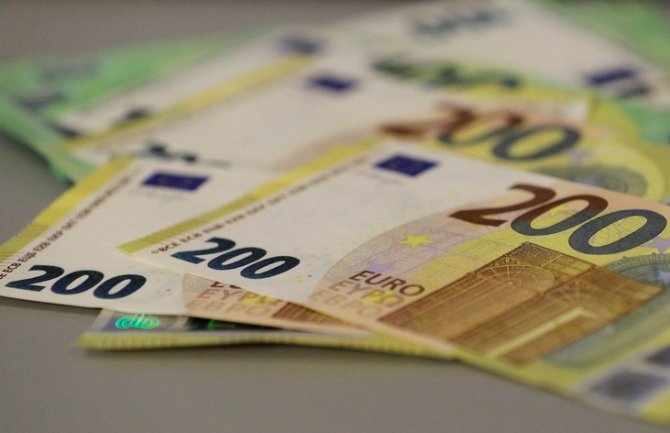 Počela isplata jednokratne novčane pomoći od 200 eura