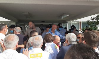 Nemiri ispred Opštine Budva: Oboren Liješević, Carević i Radović ostali isped vrata(VIDEO)
