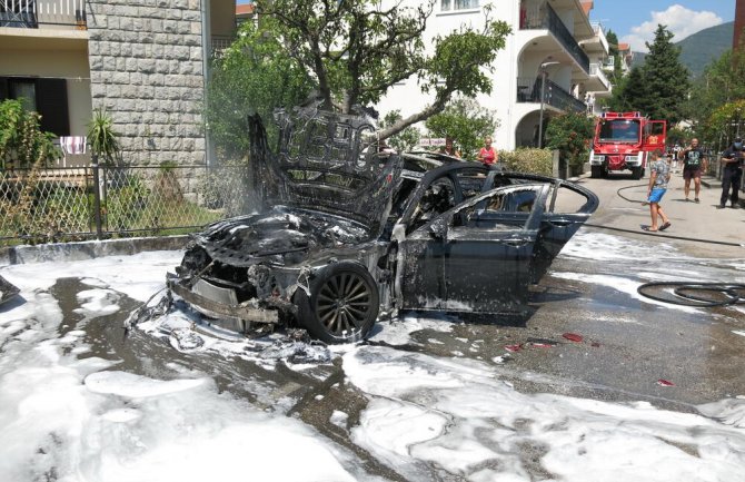U Tivtu izgorio luksuzni BMW