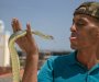 Neobičan i opasan posao: Muškarac lovom na zmije obezbjeđuje egzistenciju svojoj porodici