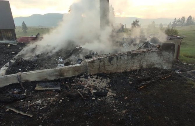 Izgorjela kuća i pomoćni objekti