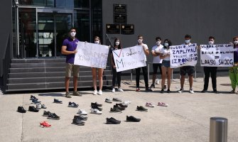 Mladi koalicije Crno na bijelo napravili performans ispred Ministarstva sporta: Da bismo mi ostali, vlast mora da ode