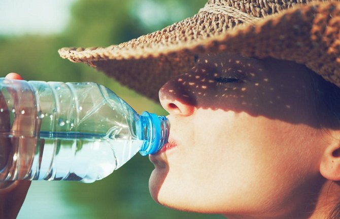 Evo koja je najveća greška sa konzumiranjem vode koju pravimo ljeti