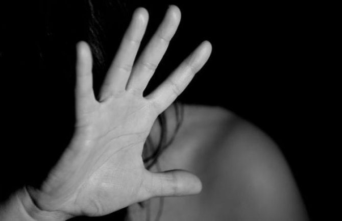 U pritvoru zbog nasilja u porodici: Osumničeni da su ženu tukli, povređivali peglom, nasilno šišali