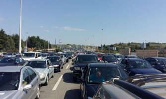 Kolona duga više od 20 kilometara: Hiljade Albanaca pokušava da uđe u Grčku