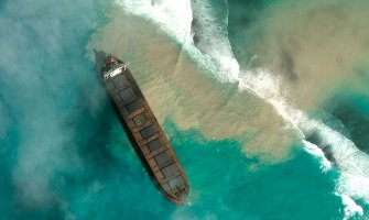 Prepolovio se oštećeni brod kod Mauricijusa: Nafta curi u more, šteta ogromna