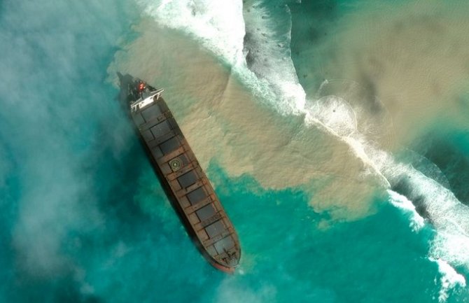 Prepolovio se oštećeni brod kod Mauricijusa: Nafta curi u more, šteta ogromna