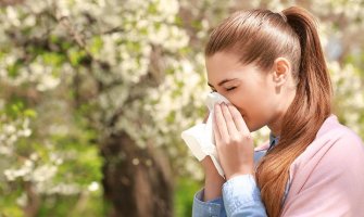 Kako razlikovati alergiju od koronavirusa u doba ambrozije