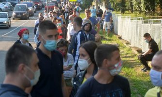 Gužve ispred Torlaka: Stotine građana čekaju na testiranje, većini cilj da dođe u Crnu Goru