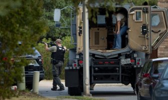 Okončana talačka kriza u Teksasu: Otmičar izašao mirno sa majkom, prije toga ranio tri policajca