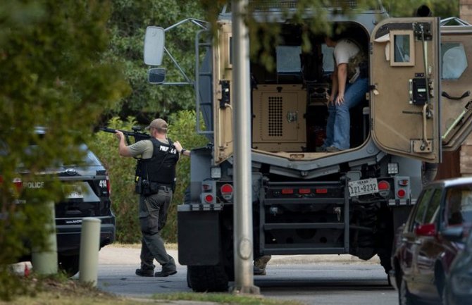 Okončana talačka kriza u Teksasu: Otmičar izašao mirno sa majkom, prije toga ranio tri policajca