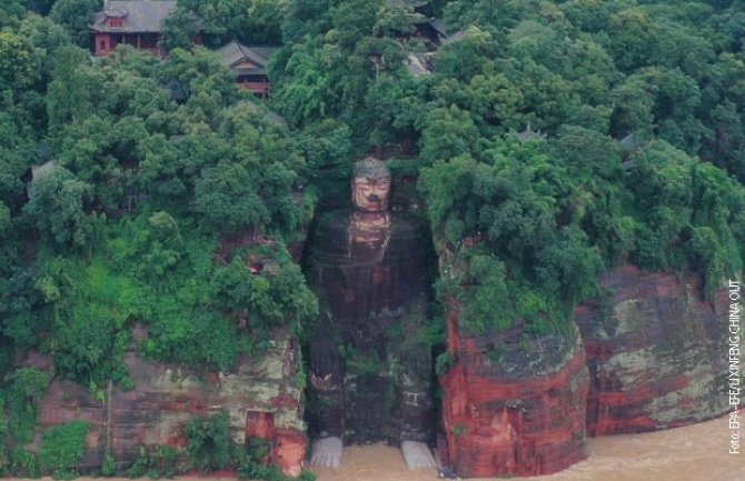 Velike poplave u Kini digle nivo Jangcekjanga do prstiju statue posvećene Budi