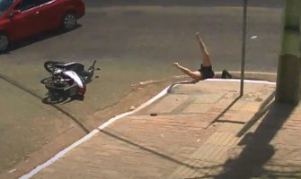 Dupla nesreća: Djevojku na skuteru udario automobil, pri klizanju pala u otvorenu šahtu (VIDEO)