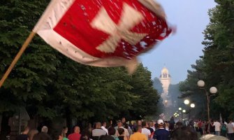Protest protiv Zakona o slobodi vjeroispovjesti: Nikšićani i Beranci šetaju, na Žabljaku auto-litija