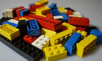 Kompanija Lego pravi kocke sa Brajevim pismom, biće na 11 jezika 