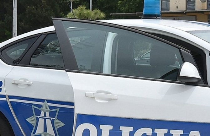 Oštećen bilbord političke partije, policija uhapsila četiri Tivćanina