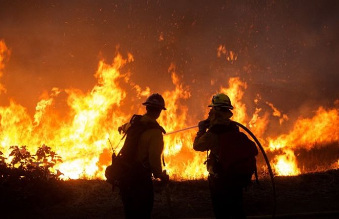 Bijesni požar na jugu Oregona u SAD-u, prijeti da postane peti najveći u posljednjih 100 godina (VIDEO)