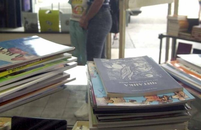 Na Cetinju počela distribucija besplatnih udžbenika