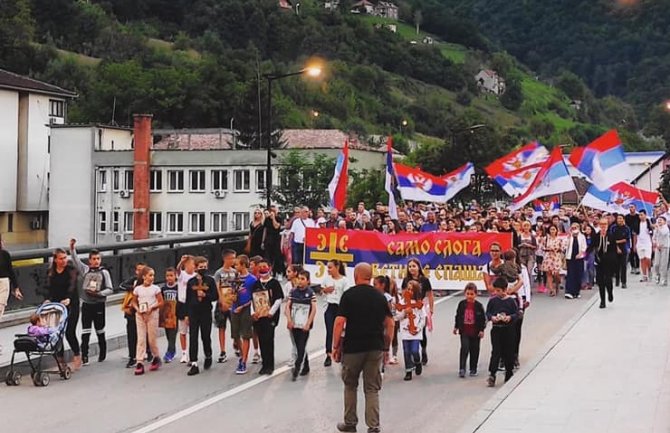 Protestne šetnje u više gradova, 'Oče naš' na trgu u Nikšiću 