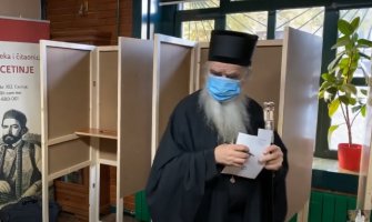 Amfilohije glasao prvi put: Mir i Hristova ljubav da bude na svima žiteljima Crne Gore