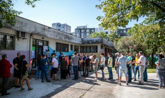 Redovi ispred biračkih mjesta u Podgorici, mjere NKT- se uglavnom ne poštuju